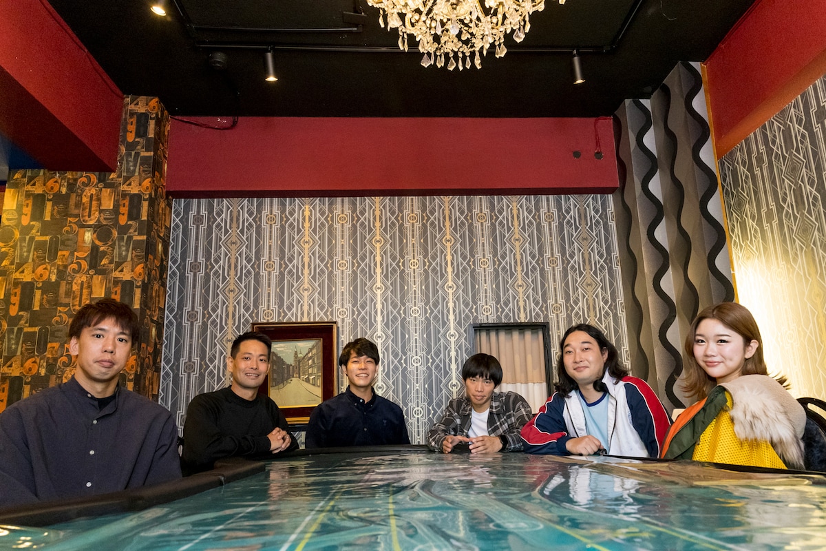 左から黄田脩民氏、望月祐司氏、米永圭佑氏、かが屋、中島結音