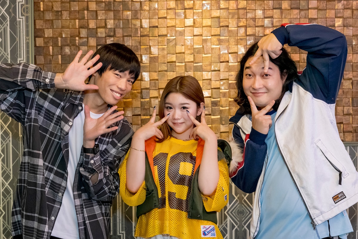 左からかが屋・加賀、中島結音、かが屋・賀屋