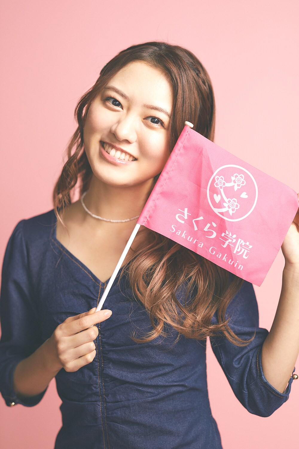 さくら学院のフラッグ（本人私物）を持つ堀内まり菜。