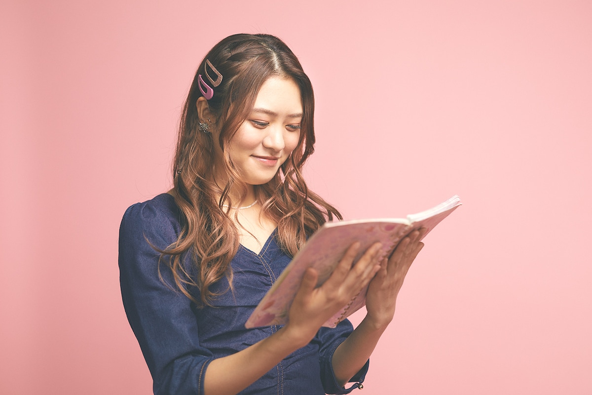 さくら学院在籍時の活動記録を記したノートを読み返す堀内まり菜。