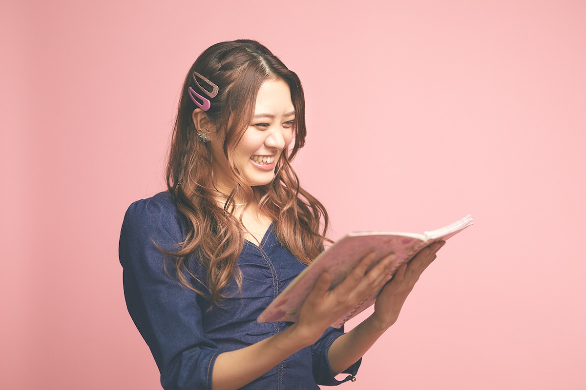 さくら学院在籍時の活動記録を記したノートを読み返す堀内まり菜。