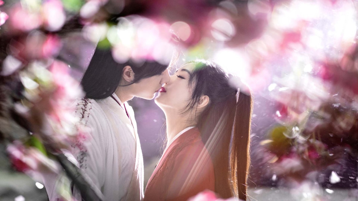 左からワン・イーボー演じる謝允、チャオ・リーイン演じる周翡。