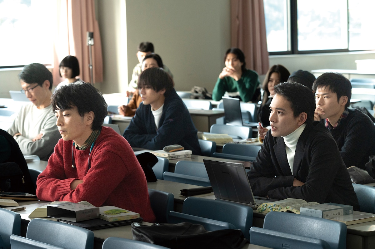 北村匠海演じる結城馨(右)。ロースクール随一の天才で在学中に司法試験に合格している。