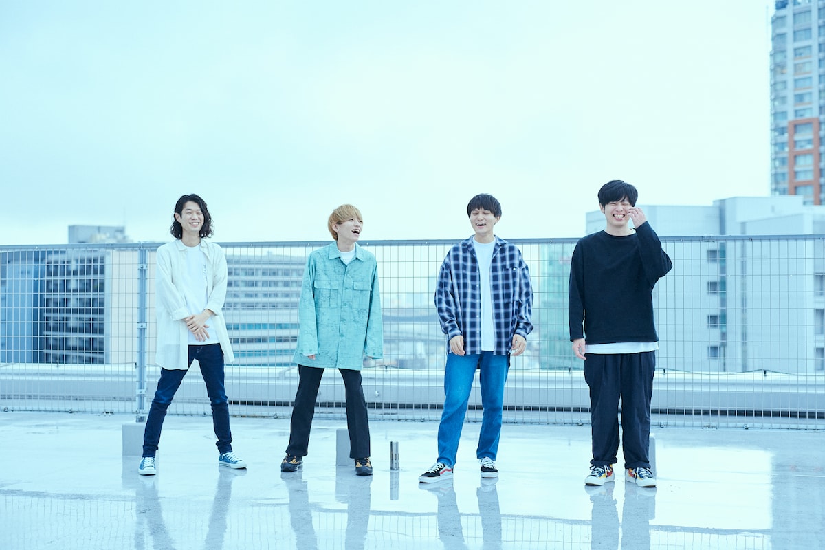 左から木島（Dr）、でらし（B, Cho）、ムツムロアキラ（Vo, G）、遠山大輔（グランジ）。