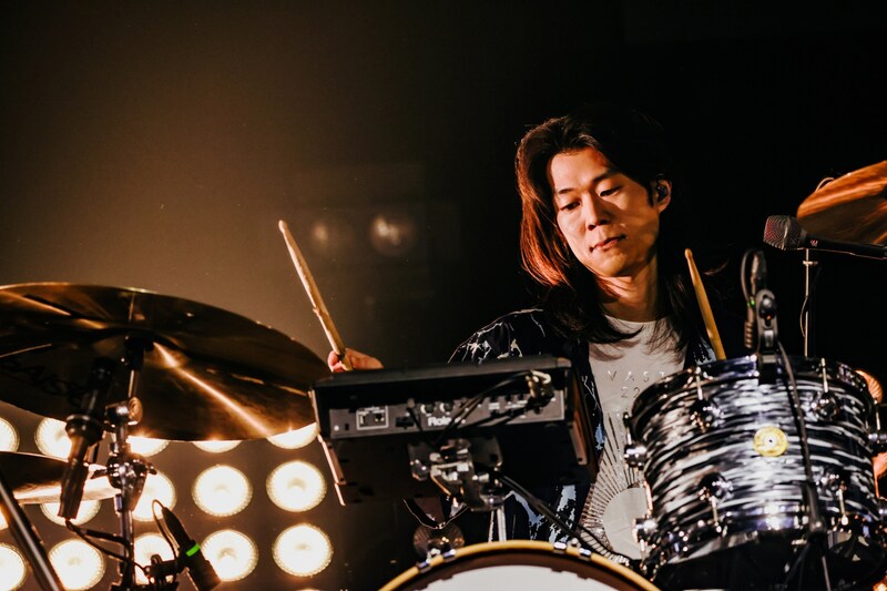 木島（Dr）（撮影：松本いづみ）