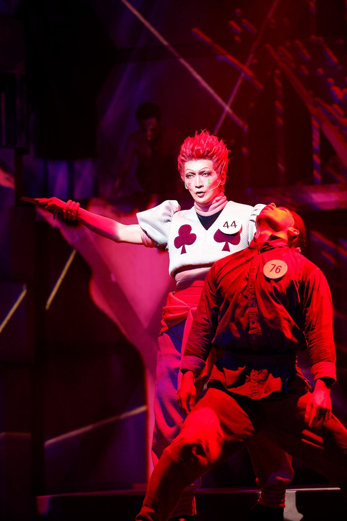 「『HUNTER×HUNTER』THE STAGE」より、丘山晴己演じるヒソカ（左）。