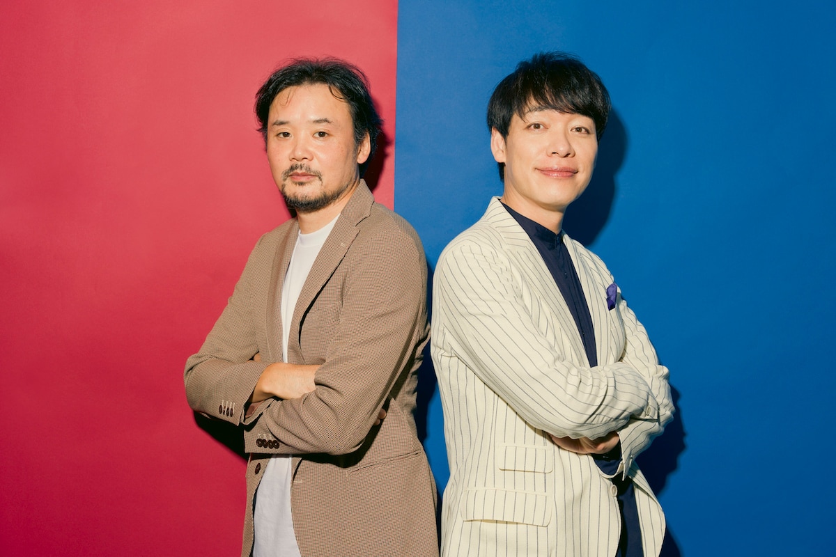 左から岩井澤健治、川島明。