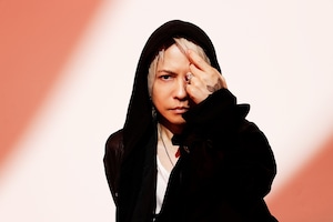 HYDE「TAKING THEM DOWN」インタビュー｜今こそ反撃の狼煙をあげるとき。獰猛な新曲が示すHYDEの現在地