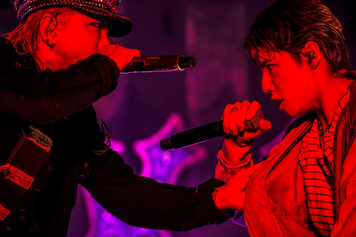 「夢幻」を歌うHYDEとHiro（MY FIRST STORY）