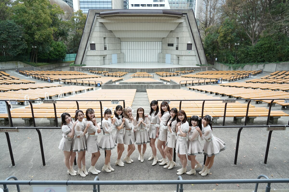東京・日比谷公園大音楽堂（日比谷野音）を訪れたアイドルカレッジ。（提供：BLUE ROSE）