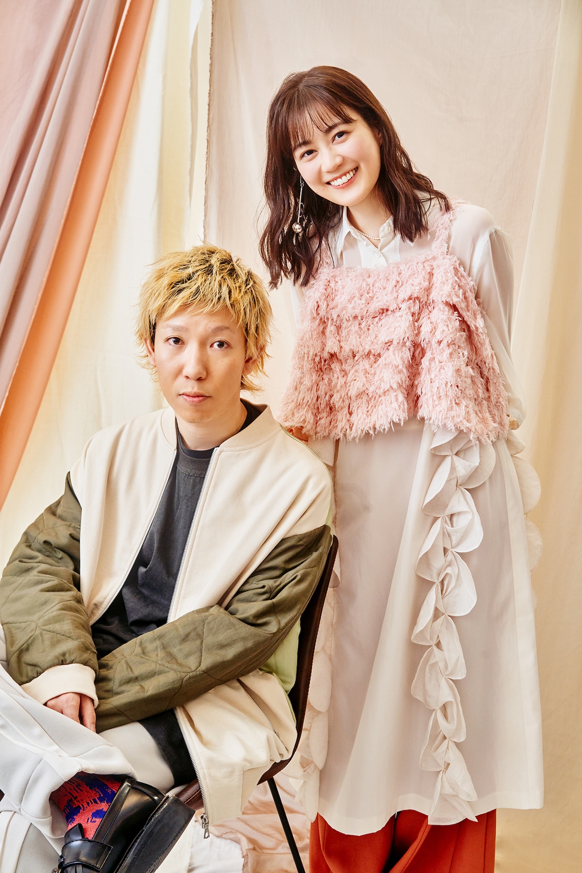 左から柳沢亮太、生田絵梨花。