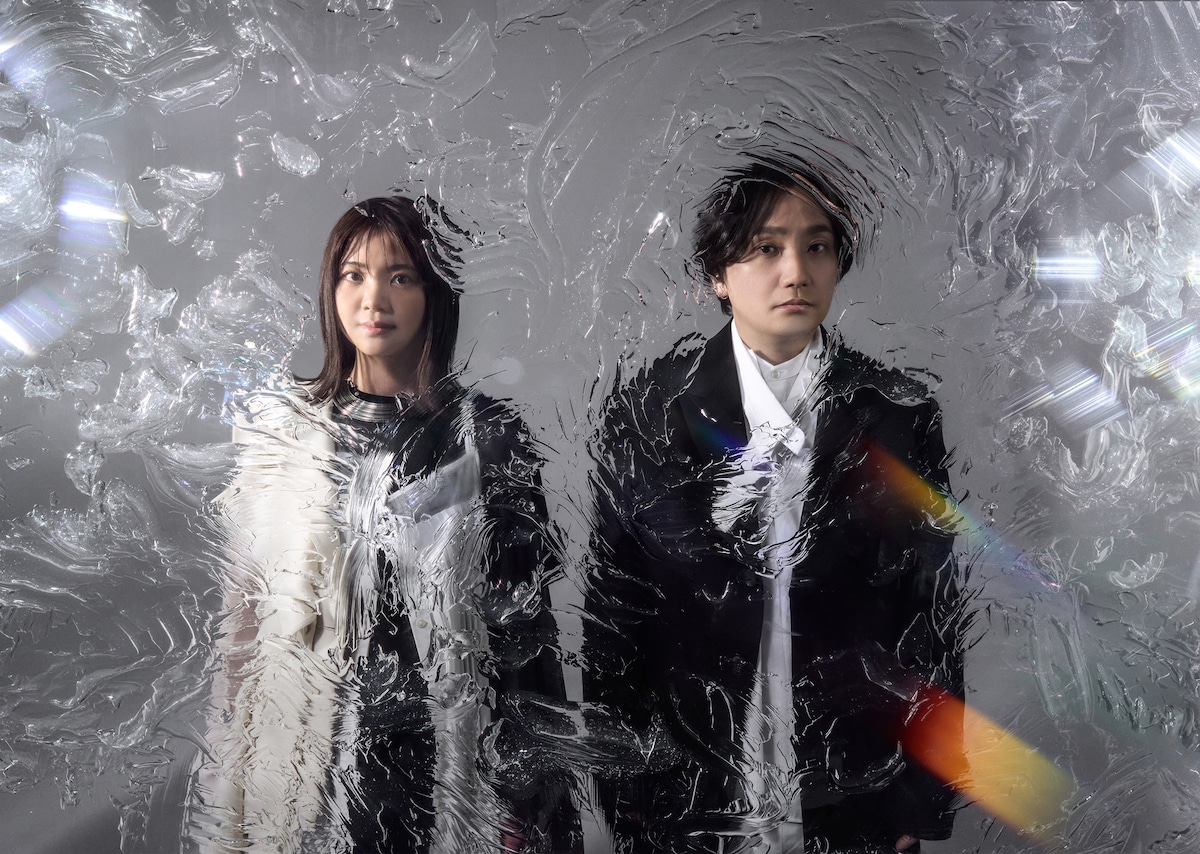 いきものがかり。右が水野良樹。