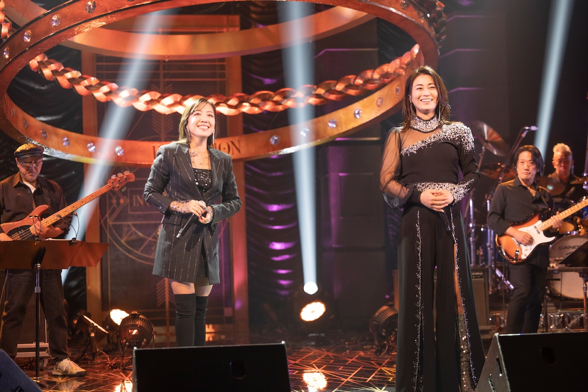 左から平原綾香、氷川きよし。