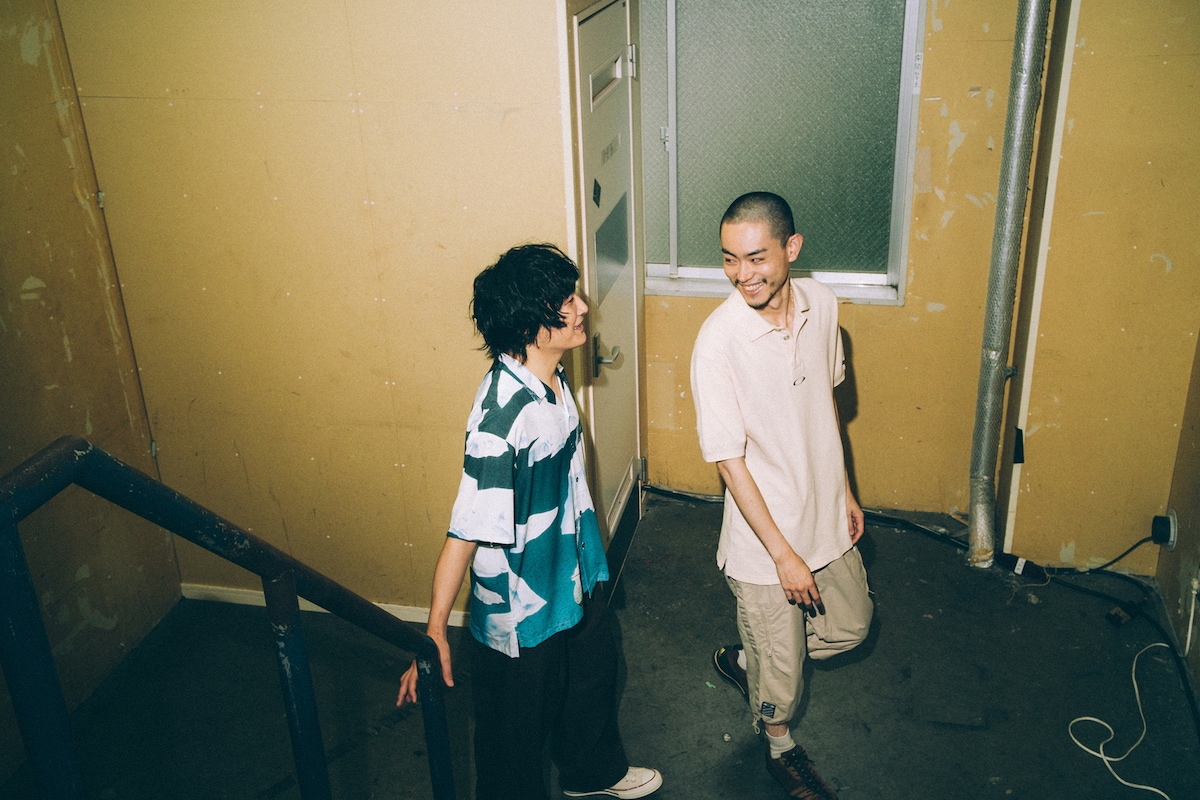 左から石崎ひゅーい、菅田将暉。