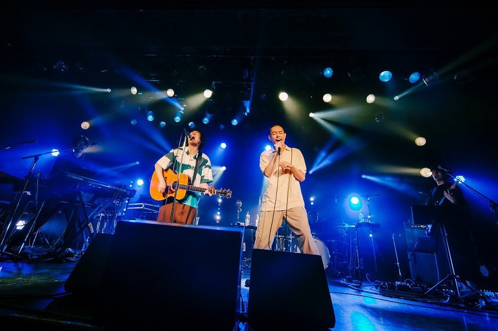 「石崎ひゅーい 10th Anniversary LIVE 『、』（てん）」で共演する石崎ひゅーいと菅田将暉。（撮影：鈴木友莉）