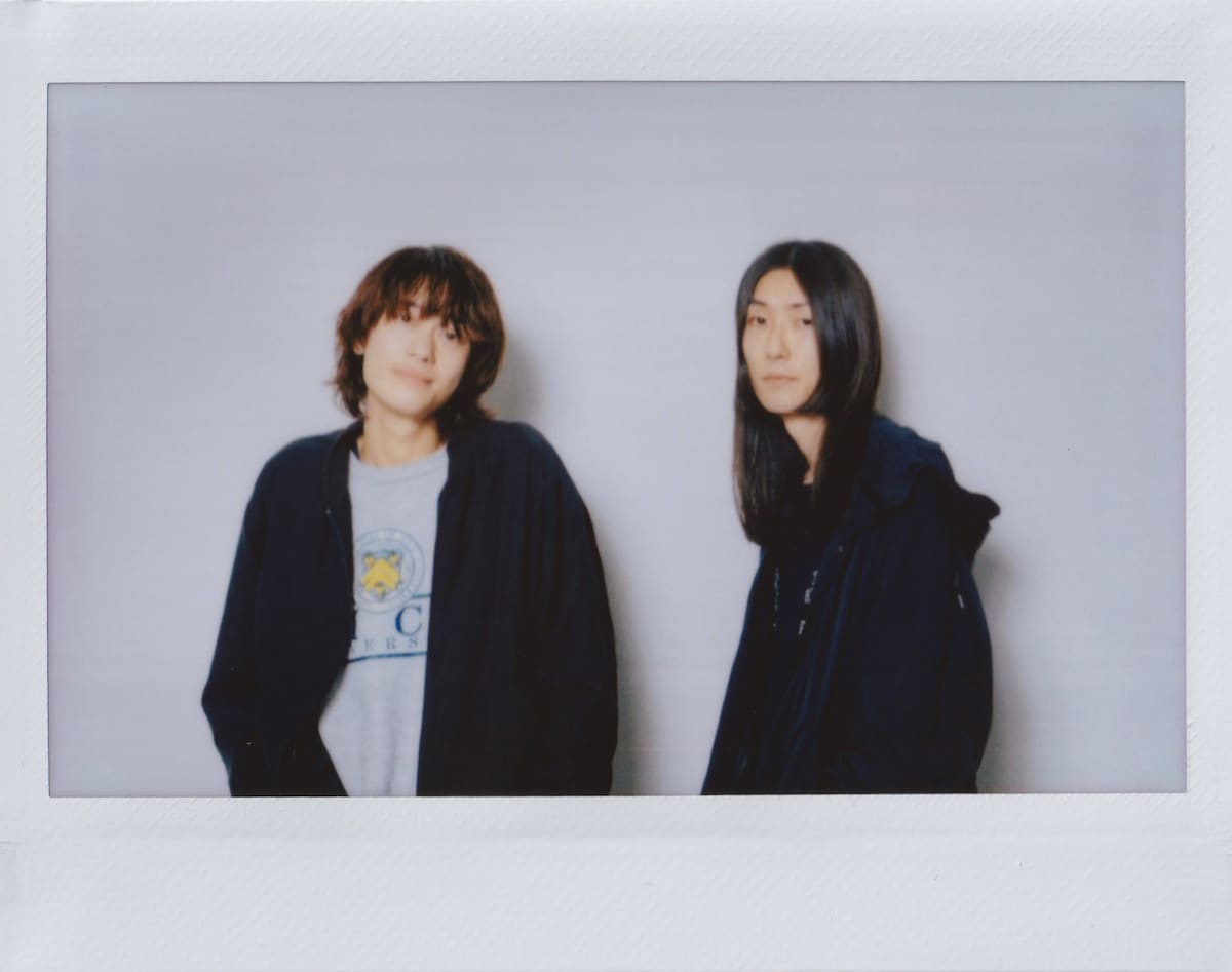 左から寺口宣明（Vo, G）、福島由也（Dr, Cho）。