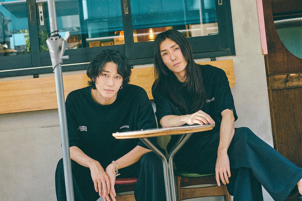 左から寺口宣明（Vo, G）、福島由也（Dr）