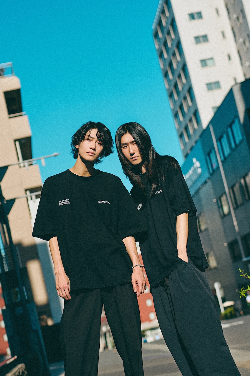 左から寺口宣明（Vo, G）、福島由也（Dr）