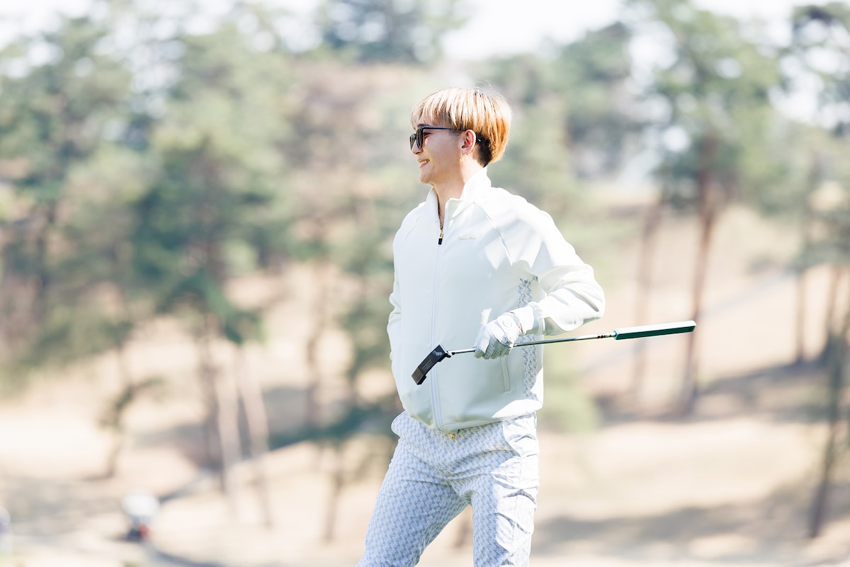 ゴルフを楽しむ丘山晴己。