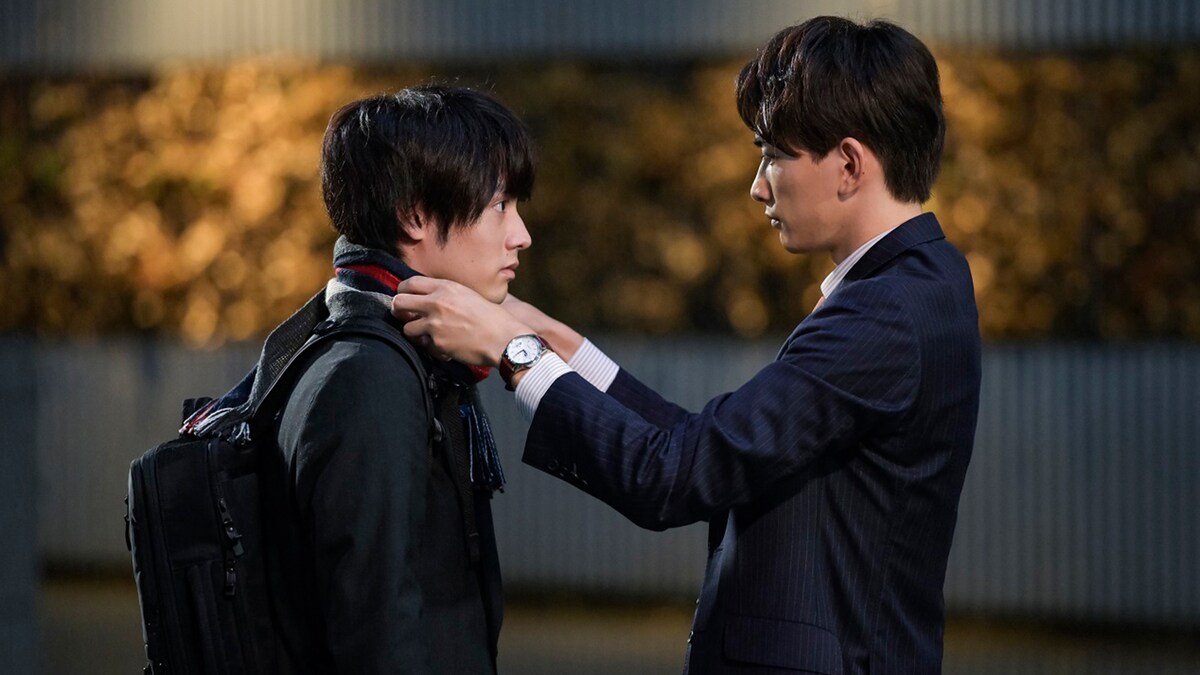 「30歳まで童貞だと魔法使いになれるらしい」より、左から赤楚衛二演じる安達清、町田啓太演じる黒沢優一。©豊田悠/SQUARE ENIX・「30歳まで童貞だと魔法使いになれるらしい」製作委員会