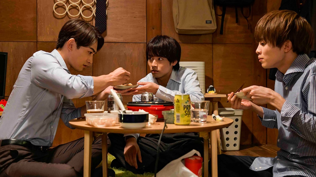 「30歳まで童貞だと魔法使いになれるらしい」より、左から町田啓太演じる黒沢優一、赤楚衛二演じる安達清、草川拓弥演じる六角祐太。©豊田悠/SQUARE ENIX・「30歳まで童貞だと魔法使いになれるらしい」製作委員会