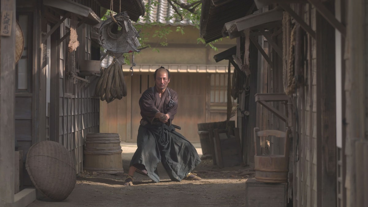 雷に打たれ、突然、現代の京都の撮影所にタイムスリップする高坂新左衛門（山口馬木也）