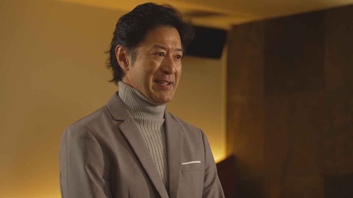 高坂を劇中映画の相手役に大抜擢する風見恭一郎（冨家ノリマサ）