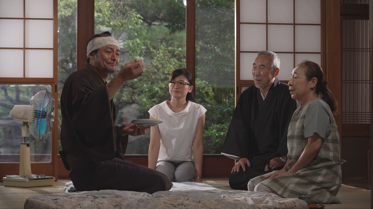 太秦の人々は素性のわからない高坂新左衛門（左）を受け入れる