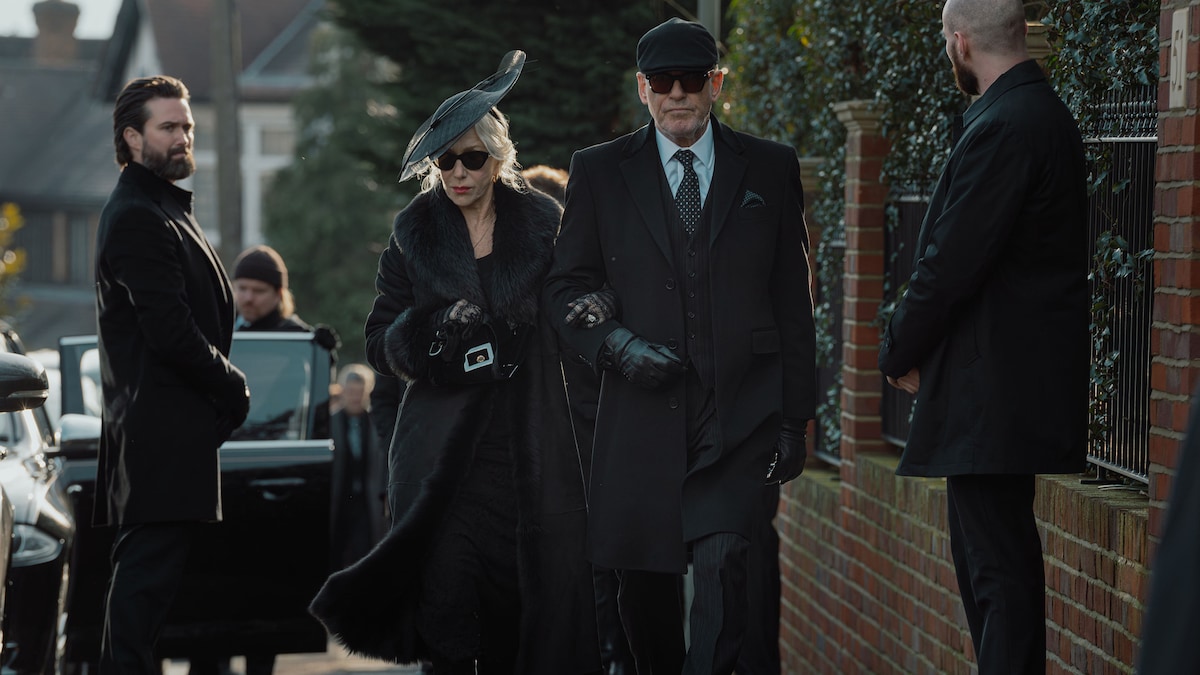 中央左からヘレン・ミレン演じるメイヴ・ハリガン、ピアース・ブロスナン演じるコンラッド・ハリガン