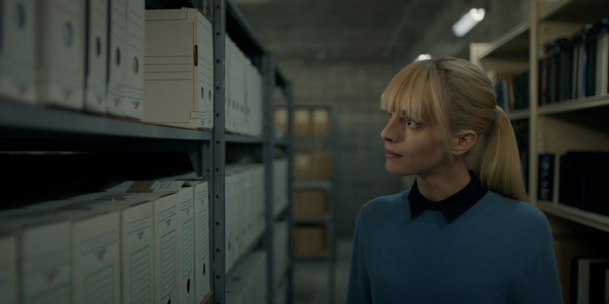 「アストリッドとラファエル 文書係の事件録」より、犯罪資料局で働くアストリッド・ニールセン（サラ・モーテンセン） ©FRANCE TÉLÉVISIONS – JLA PRODUCTIONS – Be-FILMS – RTBF (Télévision belge) – 2019