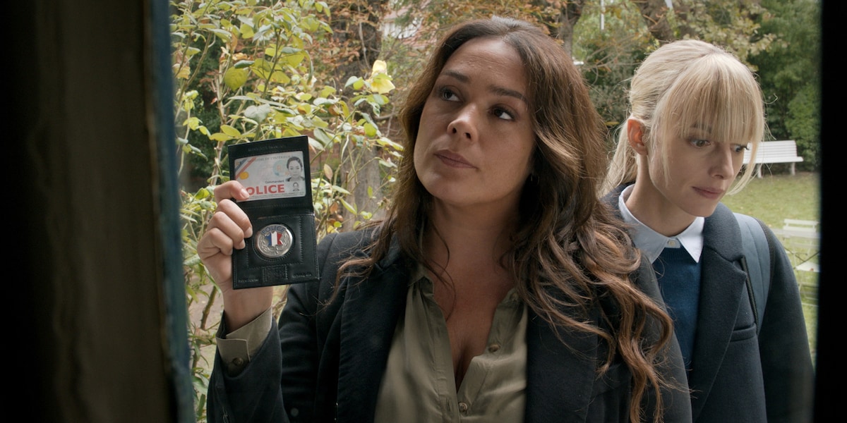 「アストリッドとラファエル 文書係の事件録」より、パリ警視庁の警視ラファエル・コスト（ローラ・ドヴェール） ©FRANCE TÉLÉVISIONS – JLA PRODUCTIONS – Be-FILMS – RTBF (Télévision belge) – 2019