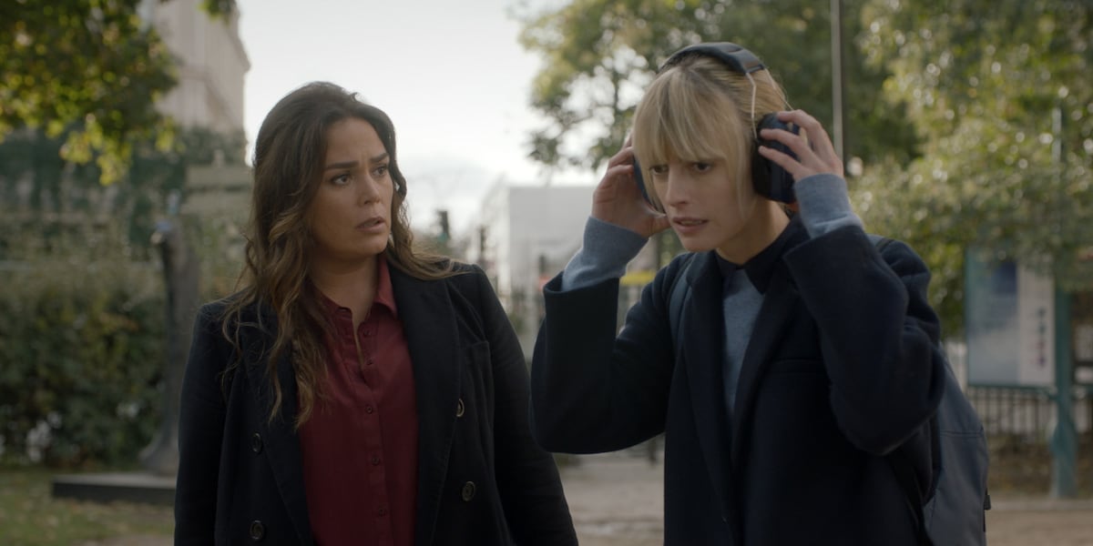 「アストリッドとラファエル 文書係の事件録」場面写真。騒音を遮断するため、アストリッド（右）はイヤーマフを着ける ©FRANCE TÉLÉVISIONS – JLA PRODUCTIONS – Be-FILMS – RTBF (Télévision belge) – 2019