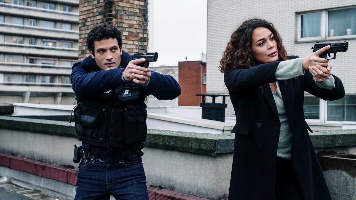 「アストリッドとラファエル 文書係の事件録」より、パリ警視庁の警部ニコラ・ペラン（ブノワ・ミシェル / 左）とラファエル（右） ©FRANCE TELEVISIONS – JLA PRODUCTIONS – Be-FILMS – RTBF (Télévision Belge) – 2020