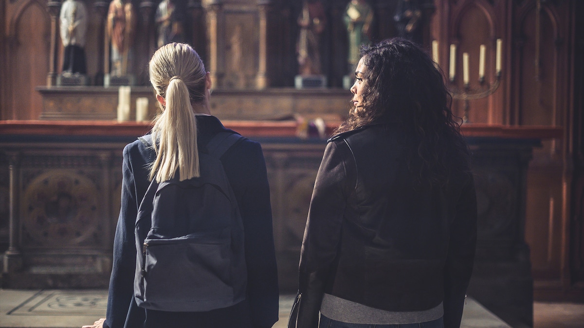 「アストリッドとラファエル 文書係の事件録」より、アストリッド（左）とラファエル（右） ©Patrick FOUQUE – JLA PRODUCTION – FTV