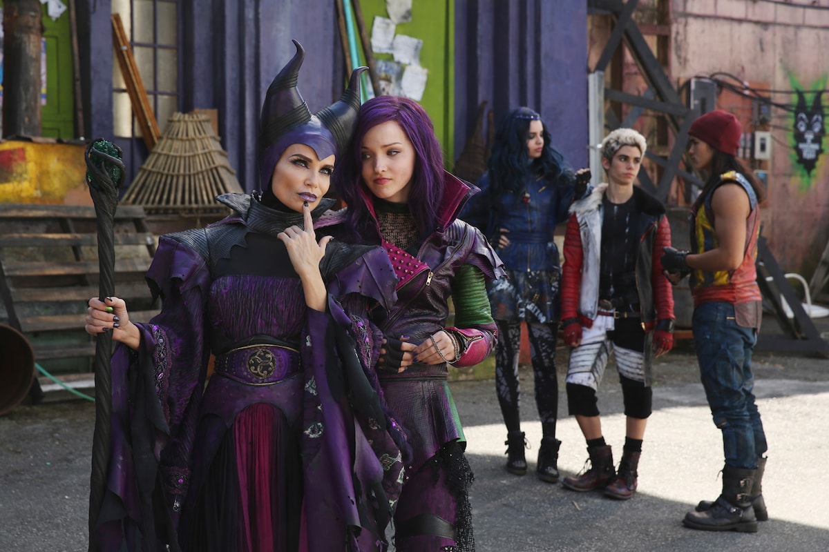 「ディセンダント」場面写真。手前左からマレフィセント（演：クリスティン・チェノウェス）、娘のマル（演：ダヴ・キャメロン）