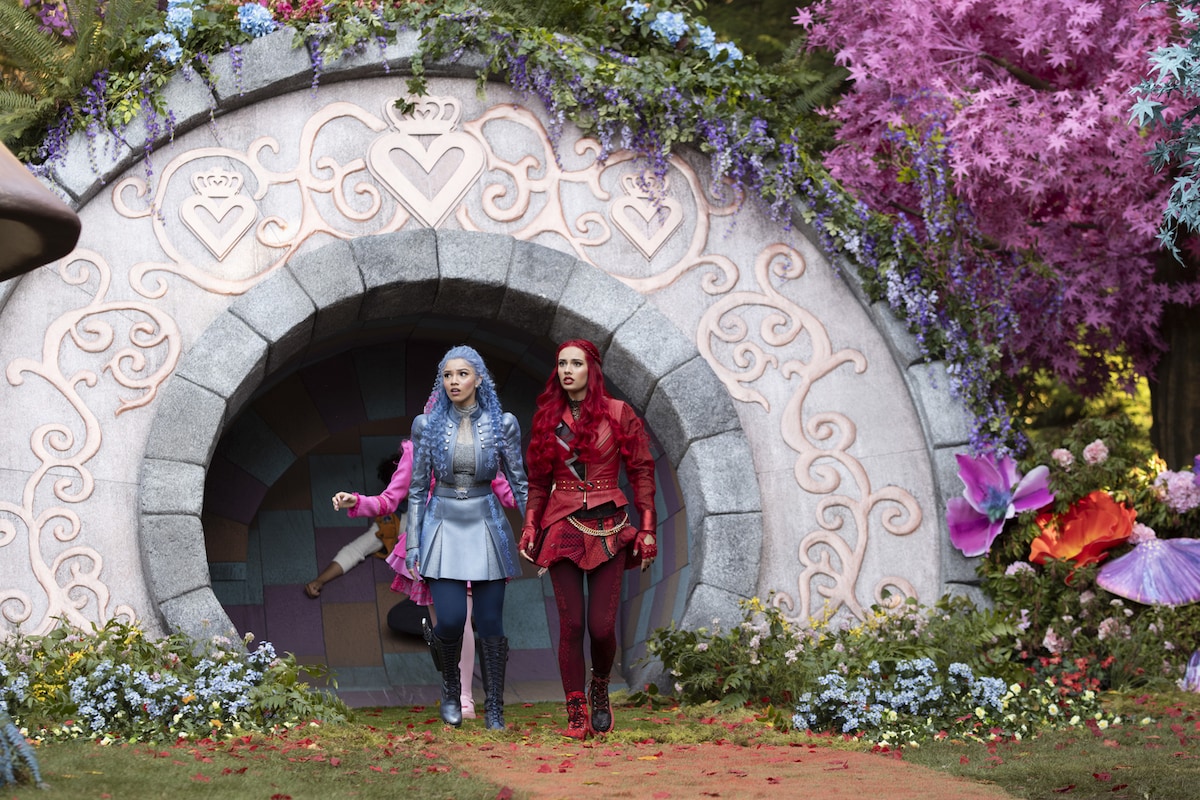 シリーズ最新作となる5作目「ディセンダント ウィキッド・ワンダーランド」場面写真。前作「ディセンダント ライズ・オブ・レッド」で親友となったクロエ（左 / 演：マリア・ベイカー）とレッド（右 / 演：カイリー・キャントラル）が新たな冒険を繰り広げる