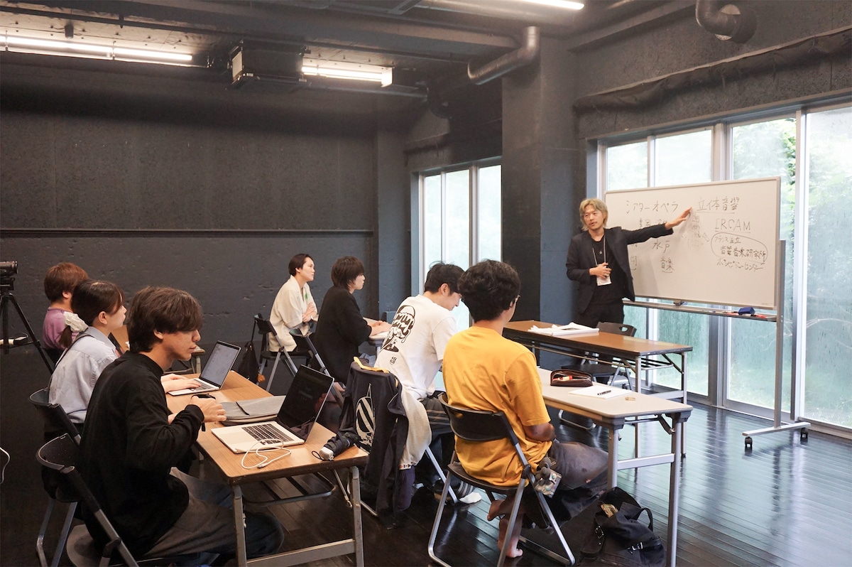 「無隣館インターナショナル」の講義の様子。