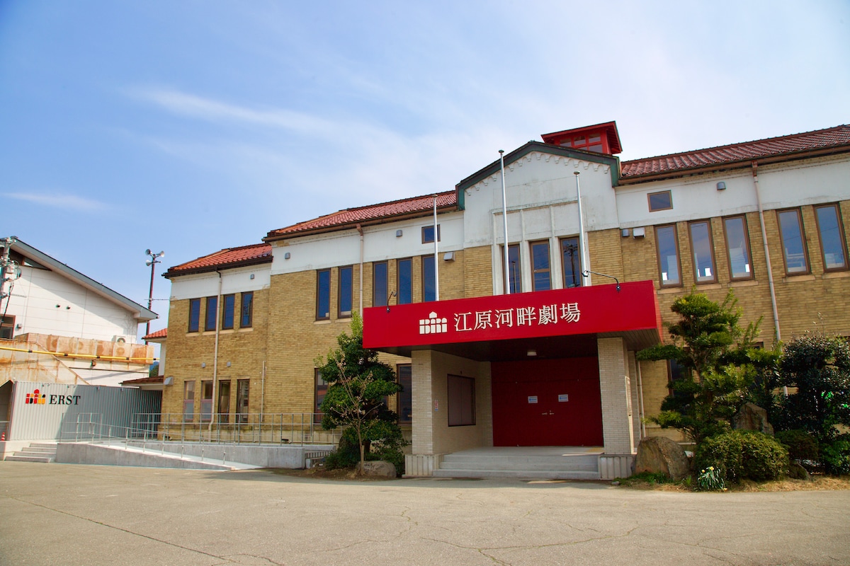 青年団および「無隣館インターナショナル」の拠点となっている江原河畔劇場。