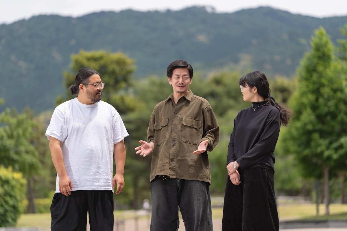 左から野村眞人、西田悠哉、垣田みずき。