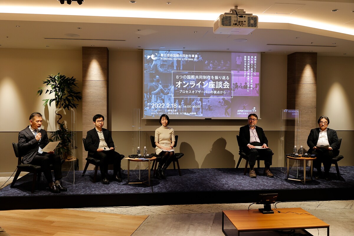 左から小林康博(国際交流基金)、横堀応彦、呉宮百合香、太下義之、内野儀。