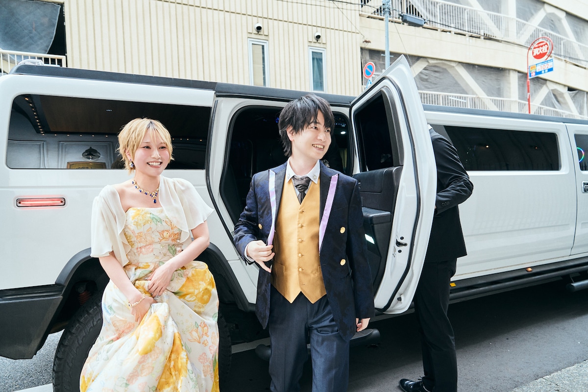 リムジンから降り立つ富田美憂、小林裕介。