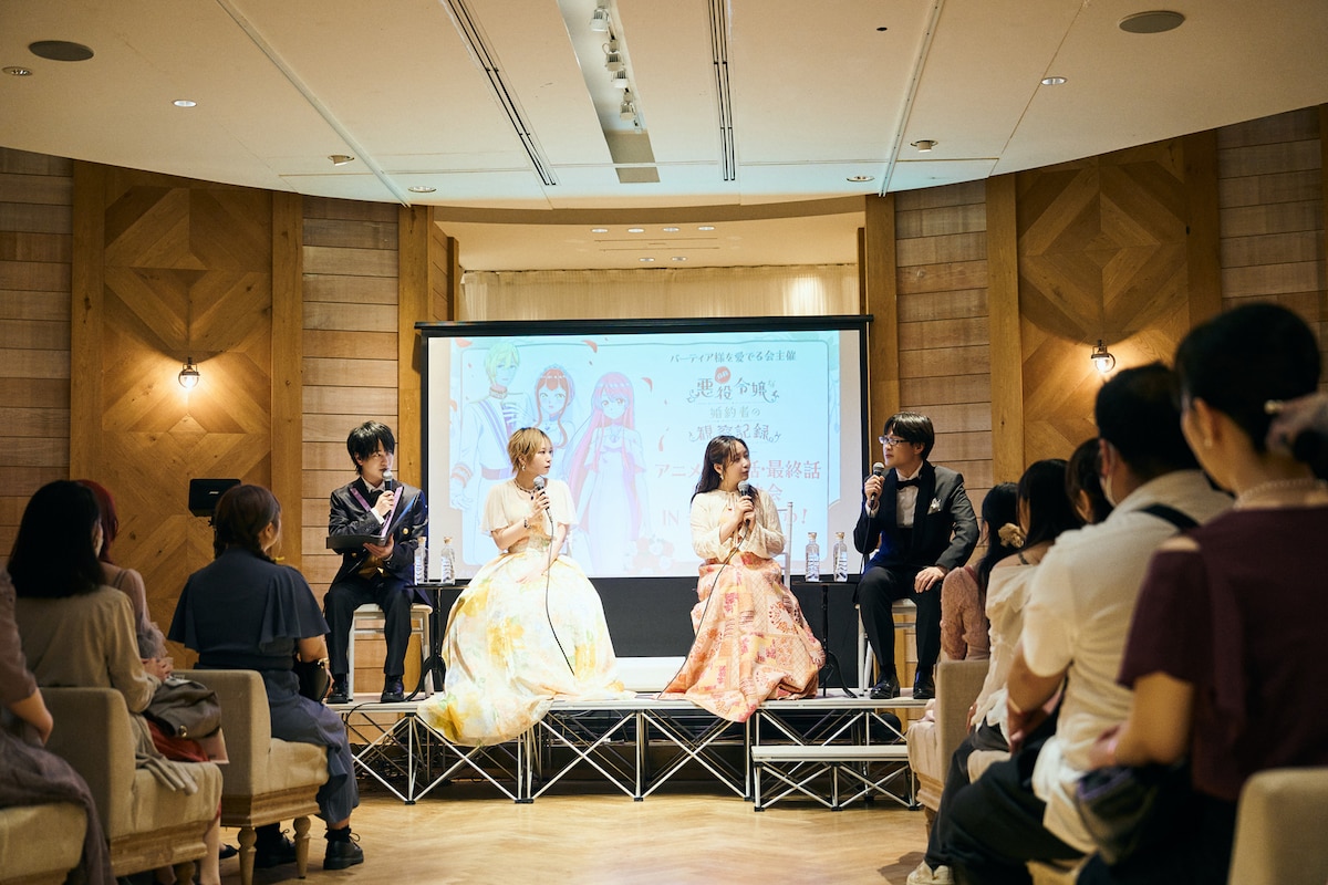 左から小林裕介、富田美憂、宮本侑芽、山元隼一監督。