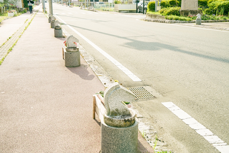 福島県南相馬市小高の街並み。福島県の相馬地方では年に一度、甲冑に身を包んだ騎馬武者による祭典・相馬野馬追が行われる。小高にも、本祭典の見どころの1つ“お行列”で、街に騎馬武者がやってくる。