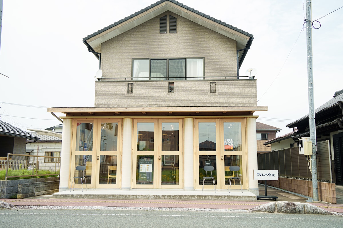 柳美里が店長を務める、福島県南相馬市小高のブックカフェ・フルハウスの外観。