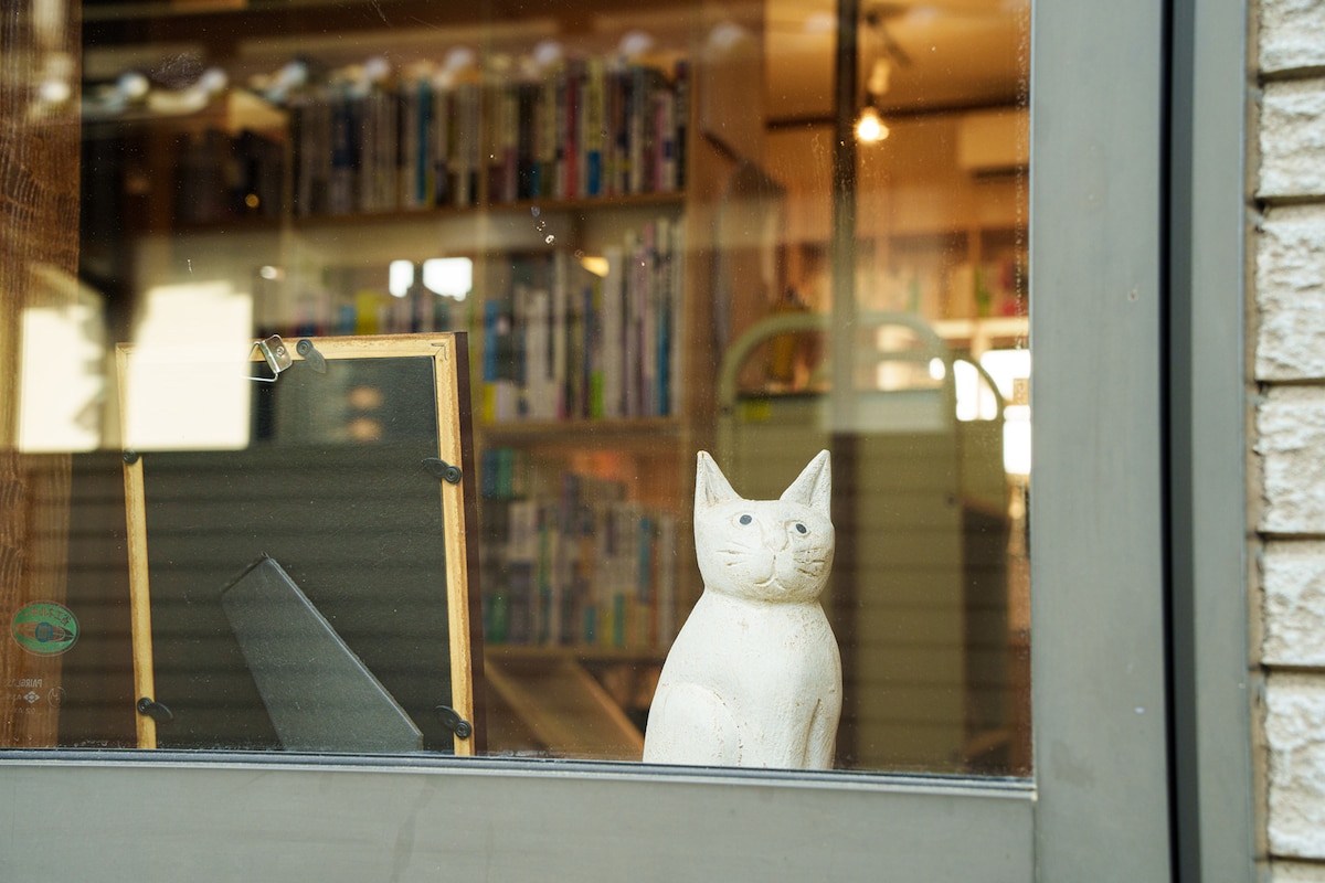 フルハウスの窓際に置かれた猫のオブジェ。