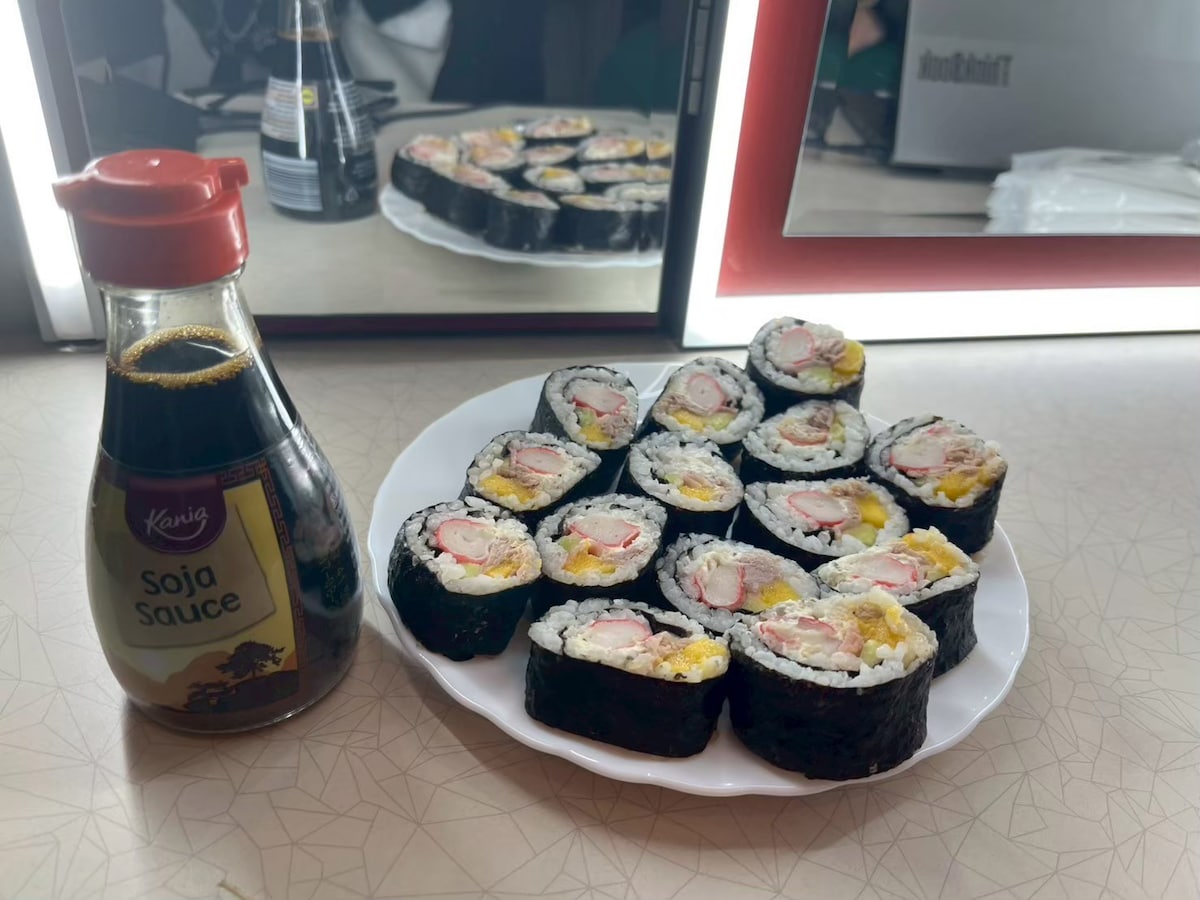 メイクさんが作ってくれた巻き寿司。