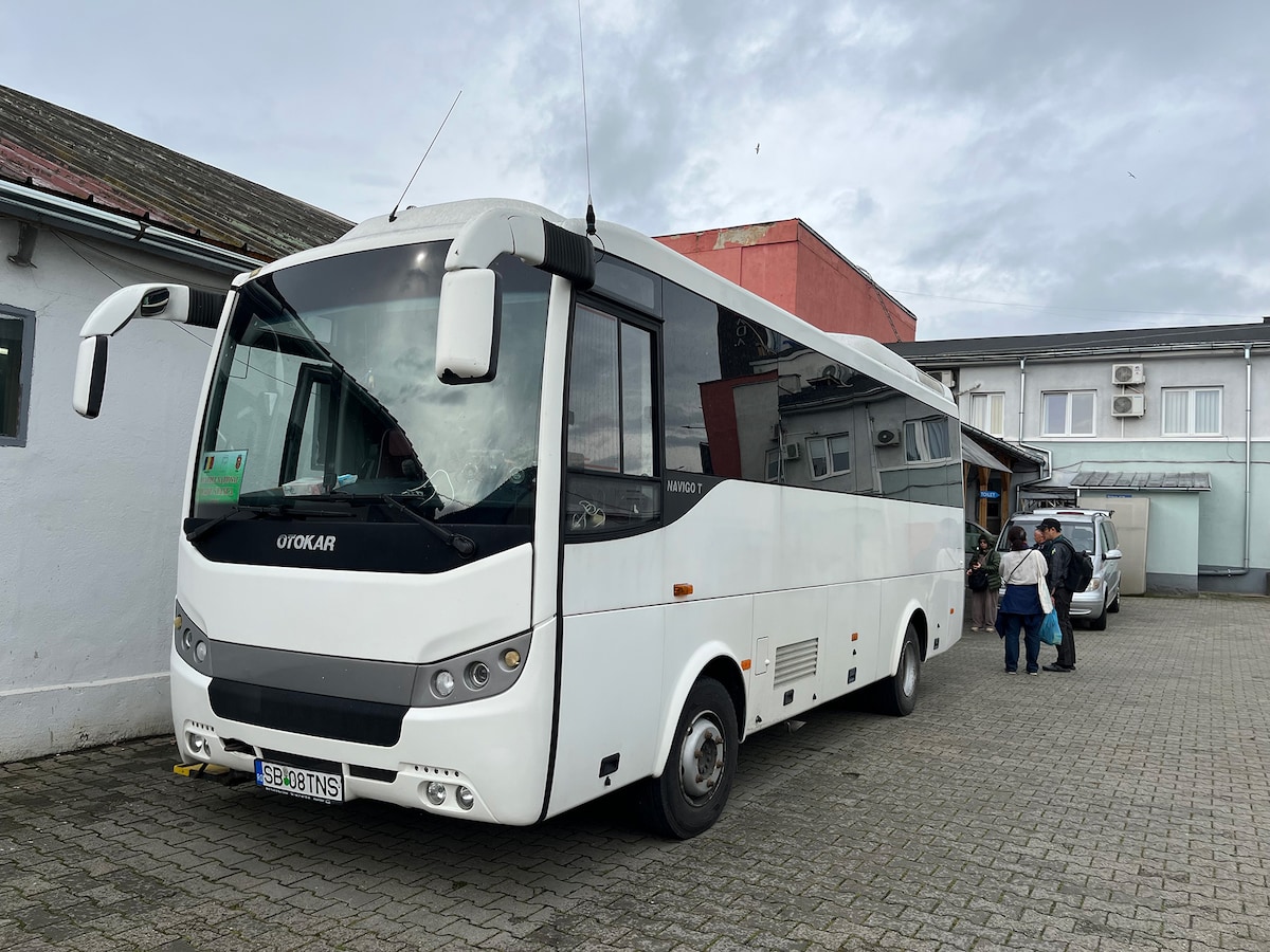 ツアーはバスで移動。