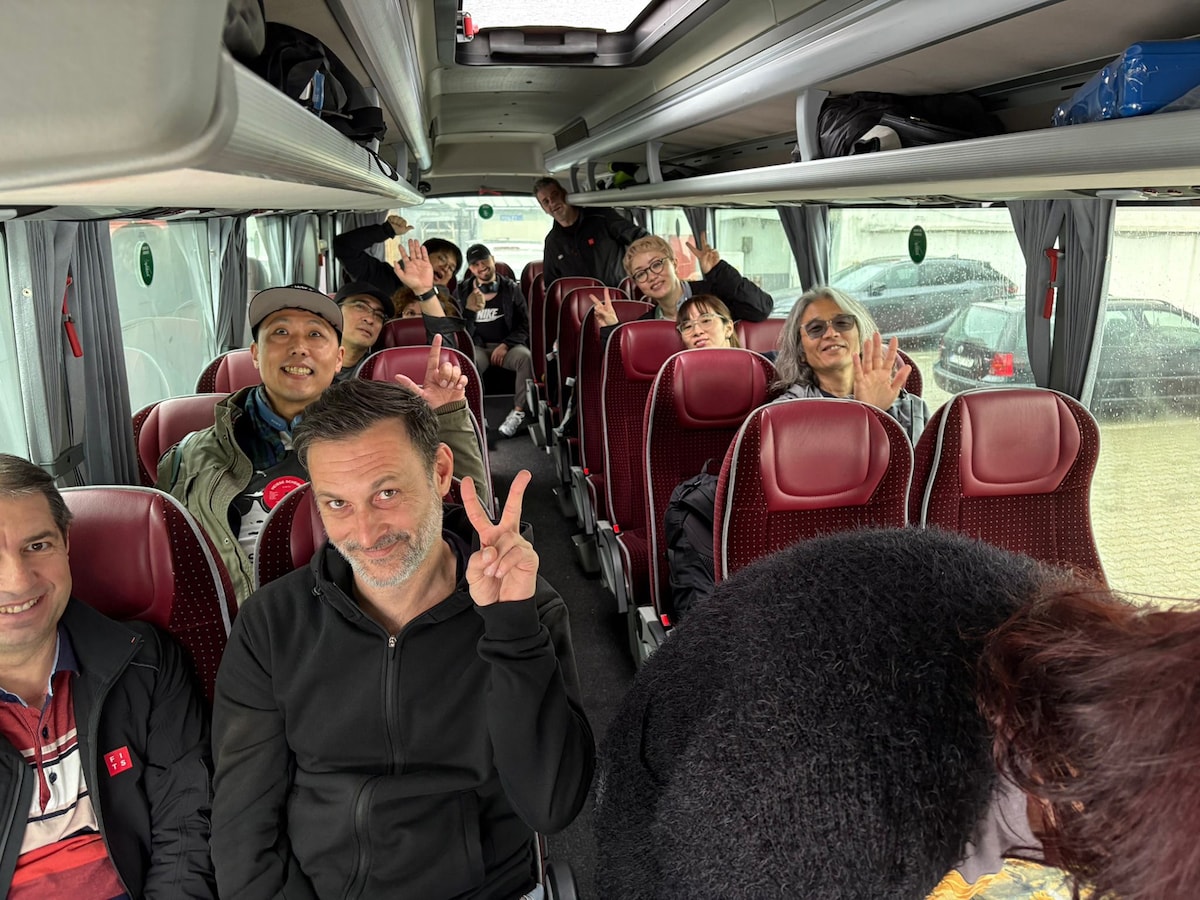 ツアーに向かうバスの車中。