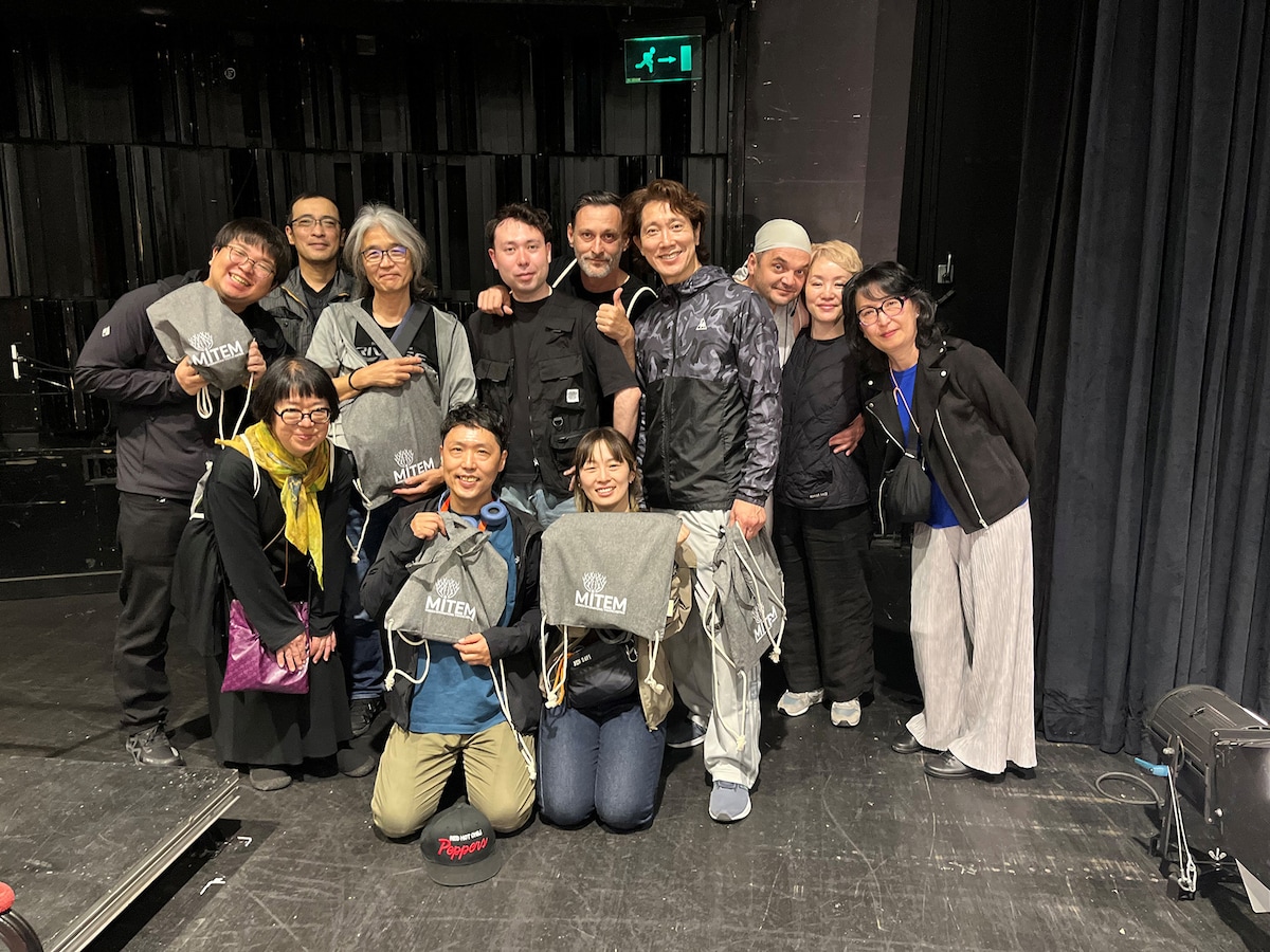 ゴビ・ヒルダステージにて「ヨナ」スタッフと佐々木蔵之介。