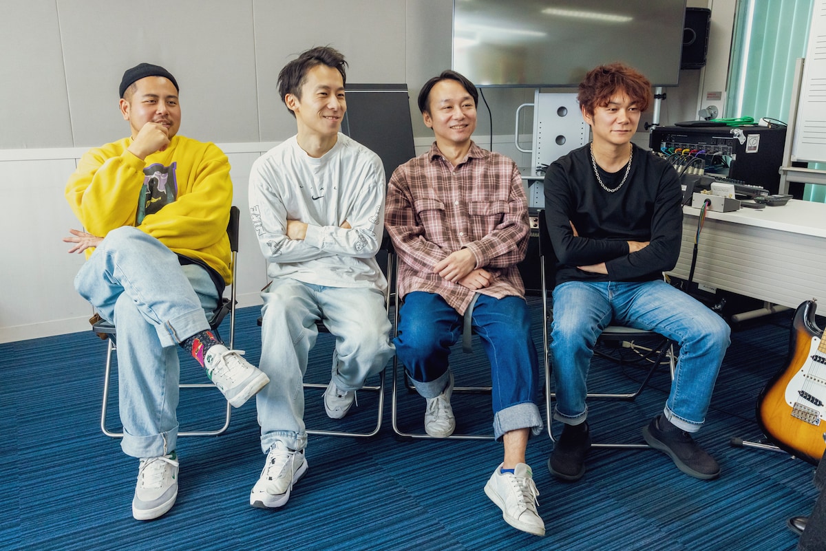 juJoe。左から米谷優馬（Dr）、花澤彰典（G）、菅秀昭（B）、平井拓郎（Vo, G）。